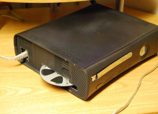 Illustration for article titled PowerBook/Xbox 360 Mod Makes the PowerBook Bulkier, Less Portable